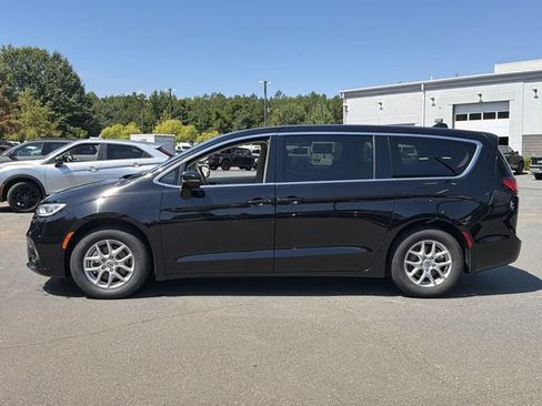 Used 2024 Chrysler Pacifica Touring-L FWD image 10
