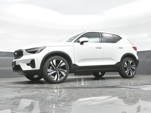 Used 2025 Volvo XC40 B5 Plus image 21