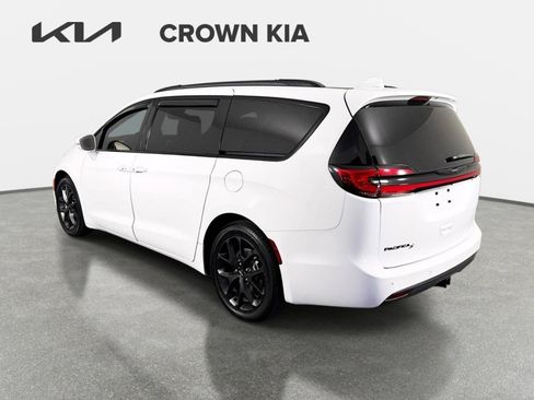 Used 2021 Chrysler Pacifica Touring-L w/ Uconnect Theater Family Group FWD image 8