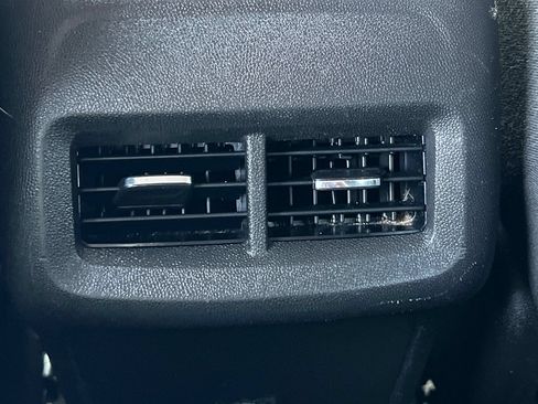Used 2018 Chevrolet Equinox LT FWD image 17