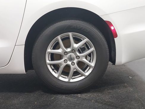 Used 2025 Chrysler Pacifica Select image 35