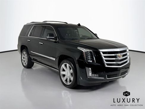 Used 2018 Cadillac Escalade Premium Luxury image 3