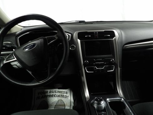 Used 2019 Ford Fusion SE FWD image 11