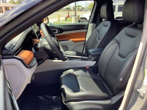 Used 2024 Jeep Compass Limited image 8