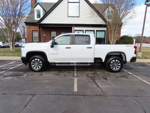 Used 2022 Chevrolet Silverado 2500 Custom w/ Custom Value Package image 3