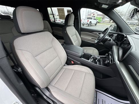 Used 2025 Chevrolet Traverse LT image 25