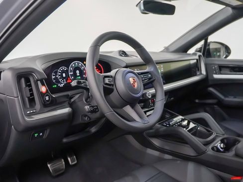 New 2026 Porsche Cayenne S image 4