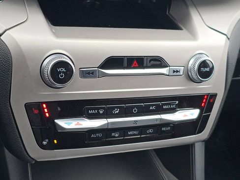 Used 2022 Ford Explorer XLT w/ Equipment Group 202A image 5