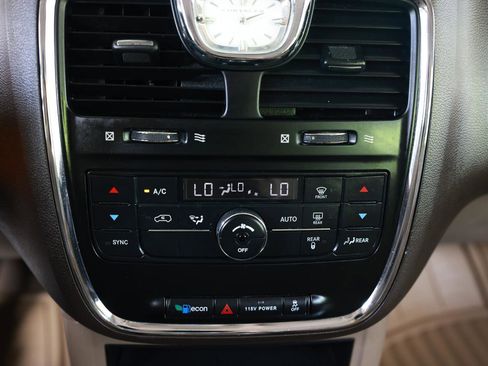 Used 2016 Chrysler Town & Country Touring image 33