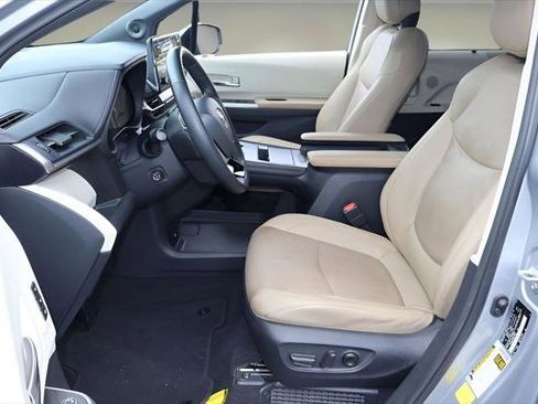 Certified 2022 Toyota Sienna Limited FWD image 11