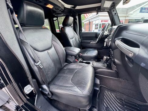 Used 2013 Jeep Wrangler Unlimited Sahara AWD/4WD image 12