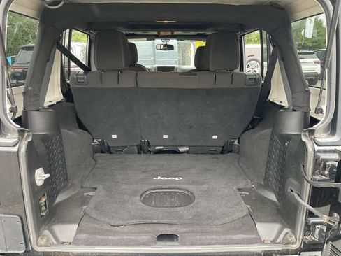 Used 2015 Jeep Wrangler Unlimited Sahara w/ Connectivity Group AWD/4WD image 7