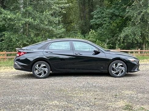 Certified 2025 Hyundai Elantra Sport FWD image 4
