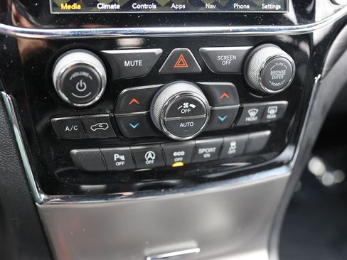 Used 2020 Jeep Grand Cherokee Altitude image 25