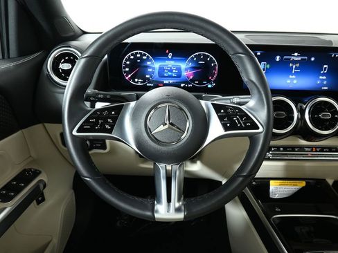 Used 2025 Mercedes-Benz GLB 250 4MATIC image 16