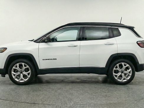 Used 2025 Jeep Compass Latitude AWD/4WD image 5