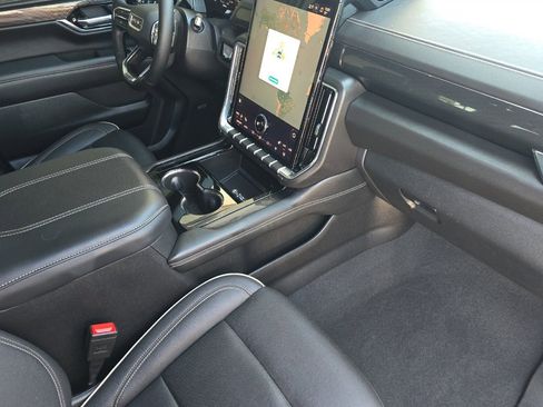 Used 2025 GMC Yukon XL Elevation AWD/4WD image 17