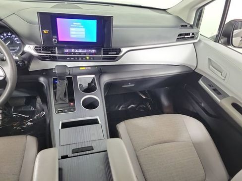 Used 2025 Toyota Sienna LE FWD image 17
