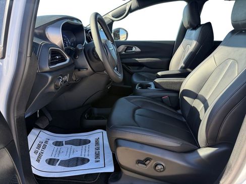 New 2026 Chrysler Pacifica Select image 9