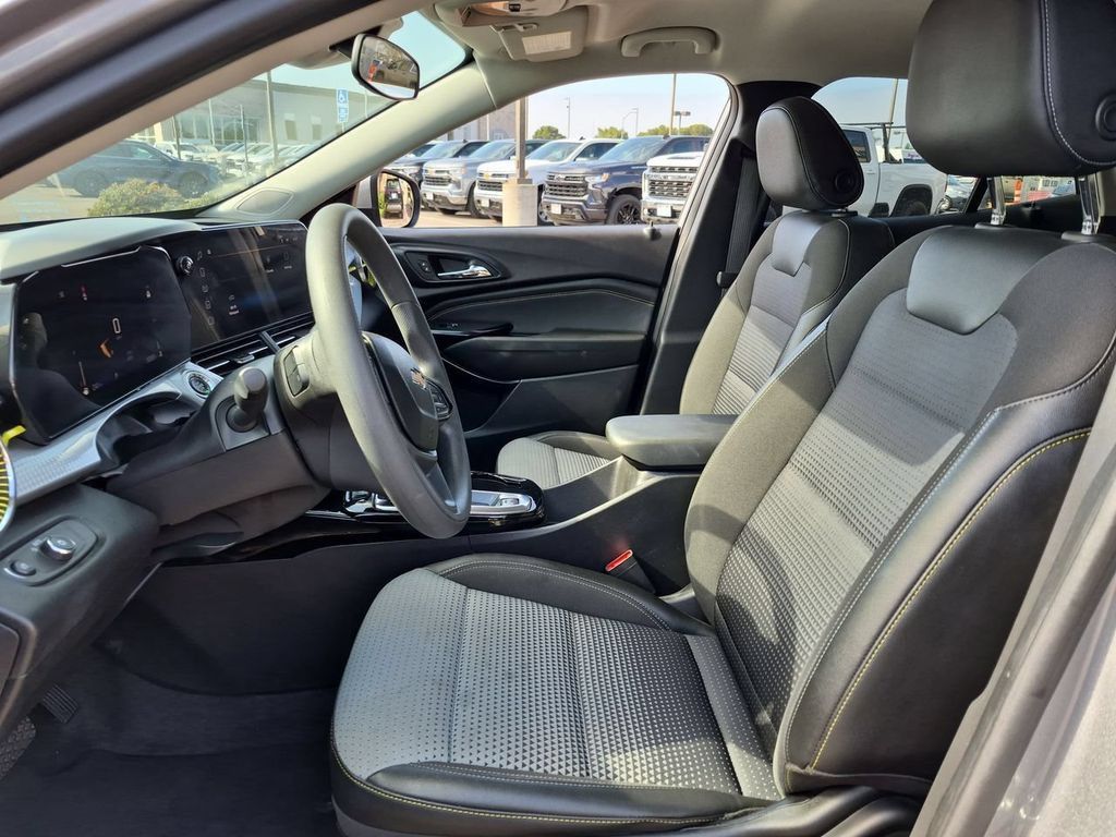 Used 2025 Chevrolet Trax LT FWD image 19