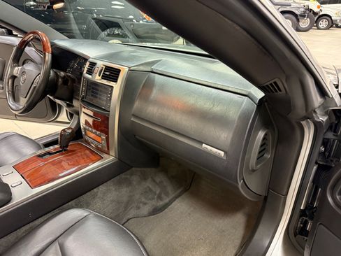 Used 2006 Cadillac XLR image 23
