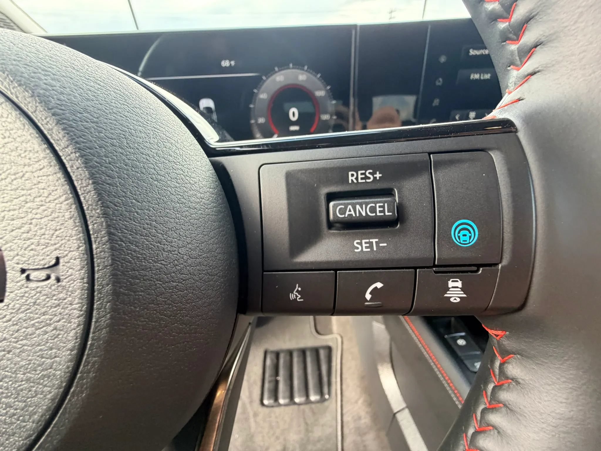 Used 2025 Nissan Kicks SR AWD/4WD image 14