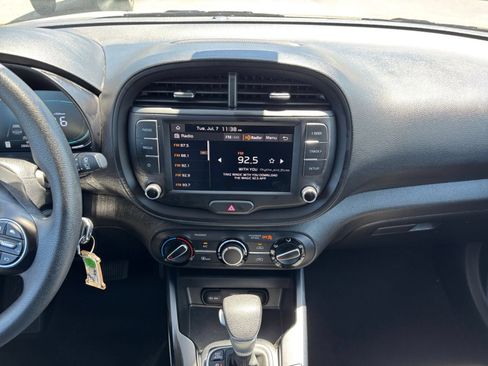 Used 2025 Kia Soul LX w/ LX Technology Package FWD image 17