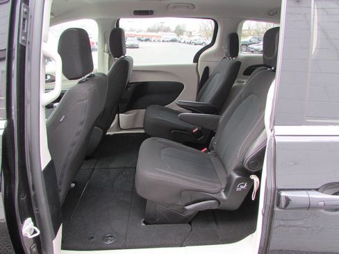 Used 2023 Chrysler Voyager LX image 5