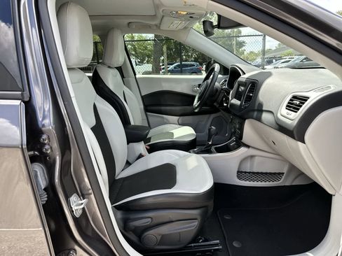 Used 2020 Jeep Compass Latitude FWD image 9