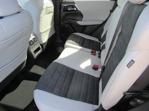 New 2025 Mitsubishi Outlander SE image 9