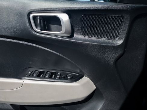 Used 2024 Hyundai Venue SEL image 25