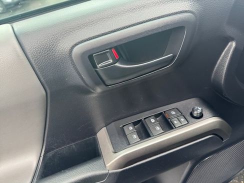 Certified 2020 Toyota Tacoma SR5 image 11