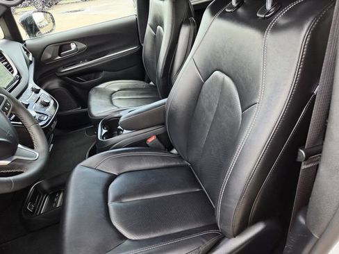 Used 2025 Chrysler Pacifica Select FWD image 4