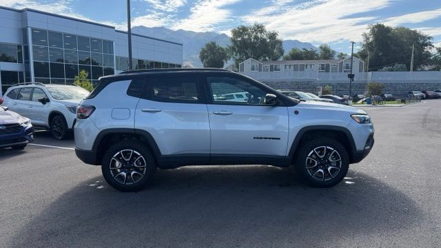 Used 2024 Jeep Compass Trailhawk w/ Trailhawk Elite Group AWD/4WD image 2