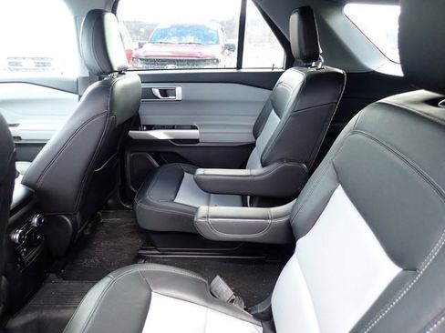 Used 2022 Ford Explorer XLT w/ Equipment Group 202A image 11