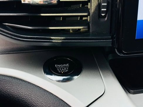 Used 2022 Ford Explorer XLT image 14