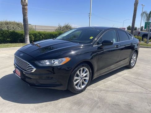 Used 2017 Ford Fusion SE w/ Fusion SE Technology Package FWD image 4