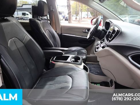 Used 2018 Chrysler Pacifica Limited FWD image 32
