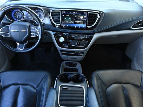 Used 2021 Chrysler Pacifica Touring-L image 12