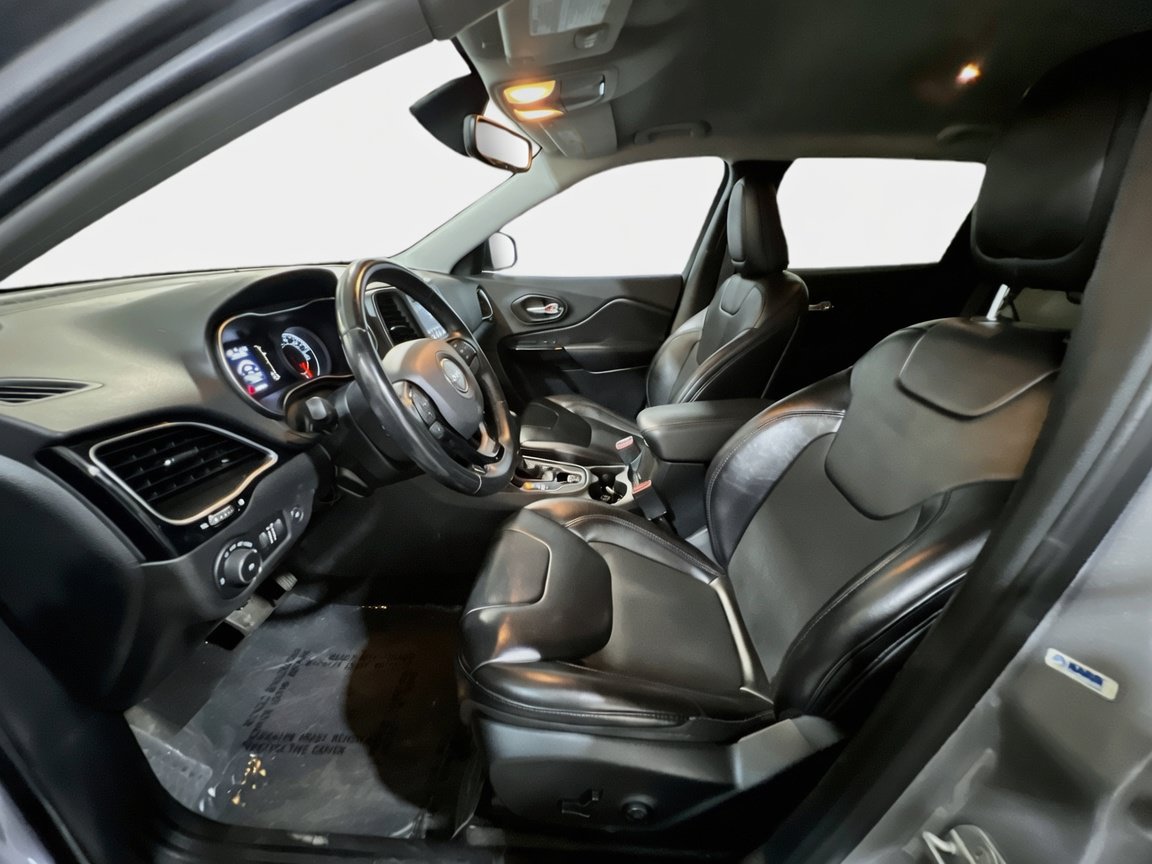 Used 2019 Jeep Cherokee Latitude Plus FWD image 14