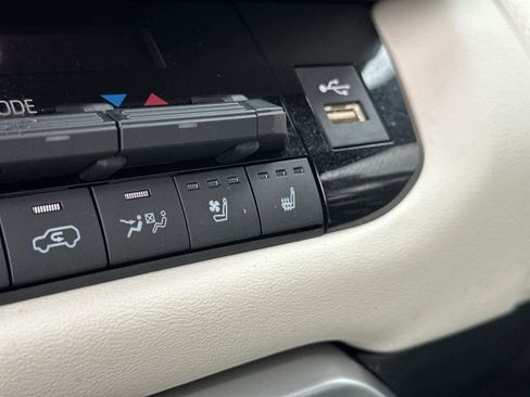 Used 2025 Toyota Sequoia Capstone AWD/4WD image 36