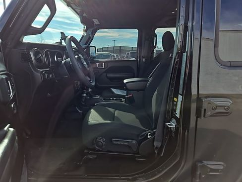 Used 2023 Jeep Gladiator Sport image 16