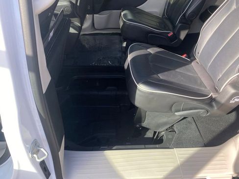 Used 2024 Chrysler Pacifica Limited image 19