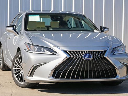 Used 2022 Lexus ES 300h w/ Premium Package image 2