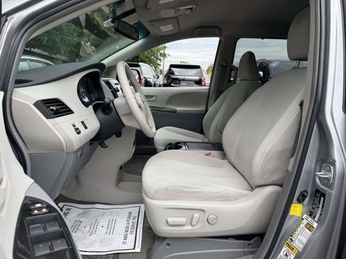 Used 2012 Toyota Sienna LE FWD image 8