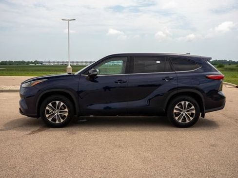 Used 2022 Toyota Highlander XLE AWD/4WD image 4
