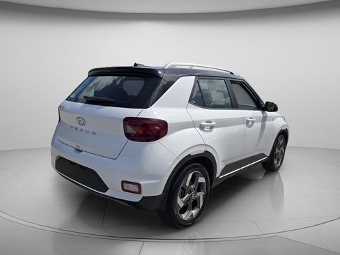 Certified 2025 Hyundai Venue Limited FWD image 8
