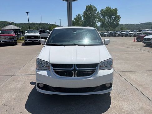 Used 2019 Dodge Grand Caravan SXT FWD image 2