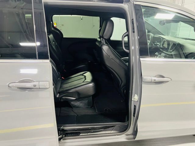 Used 2025 Chrysler Pacifica Select FWD image 30