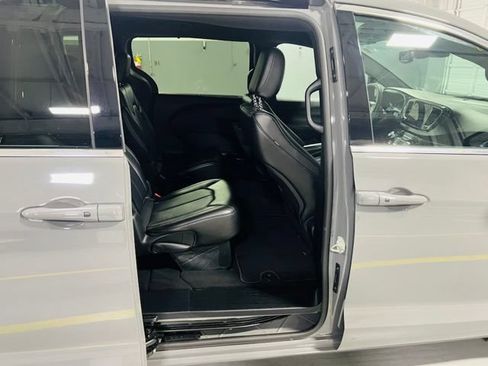 Used 2025 Chrysler Pacifica Select FWD image 30